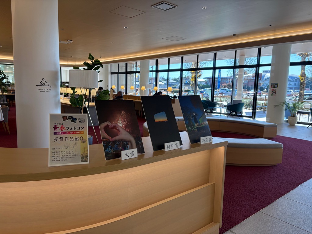 受賞した写真を掲示している様子