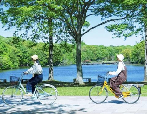 井頭公園でサイクリングを楽しむ様子