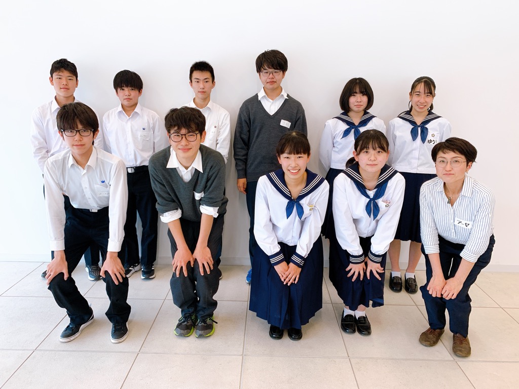 真岡すきすきシェアクラブの令和4年度メンバーの男子学生6名と、女子学生4名、担当の職員との集合写真