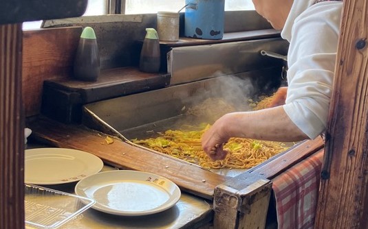 焼きそばを焼いている様子の写真