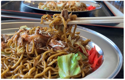 焼きそばを食べようとしている写真